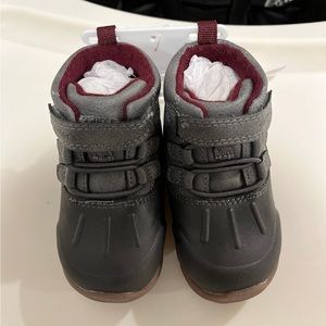 Carter’s Snow Boots size 3.5. (6-9 months)